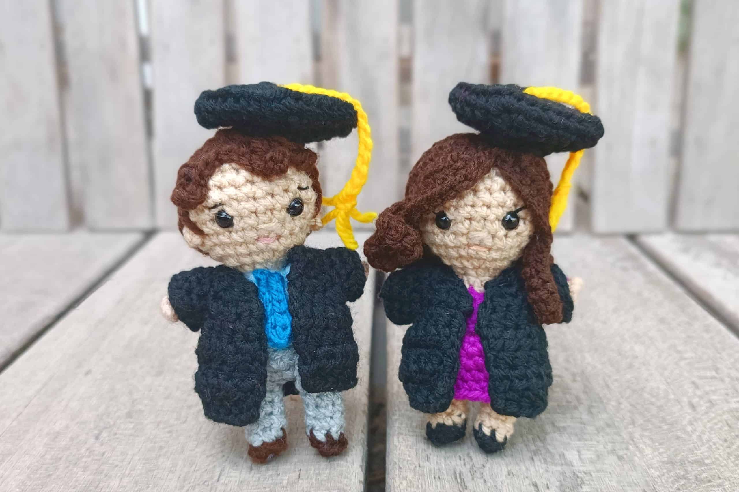 Crochet graduation dolls: a girl and boy in a black graduation cap and gown
