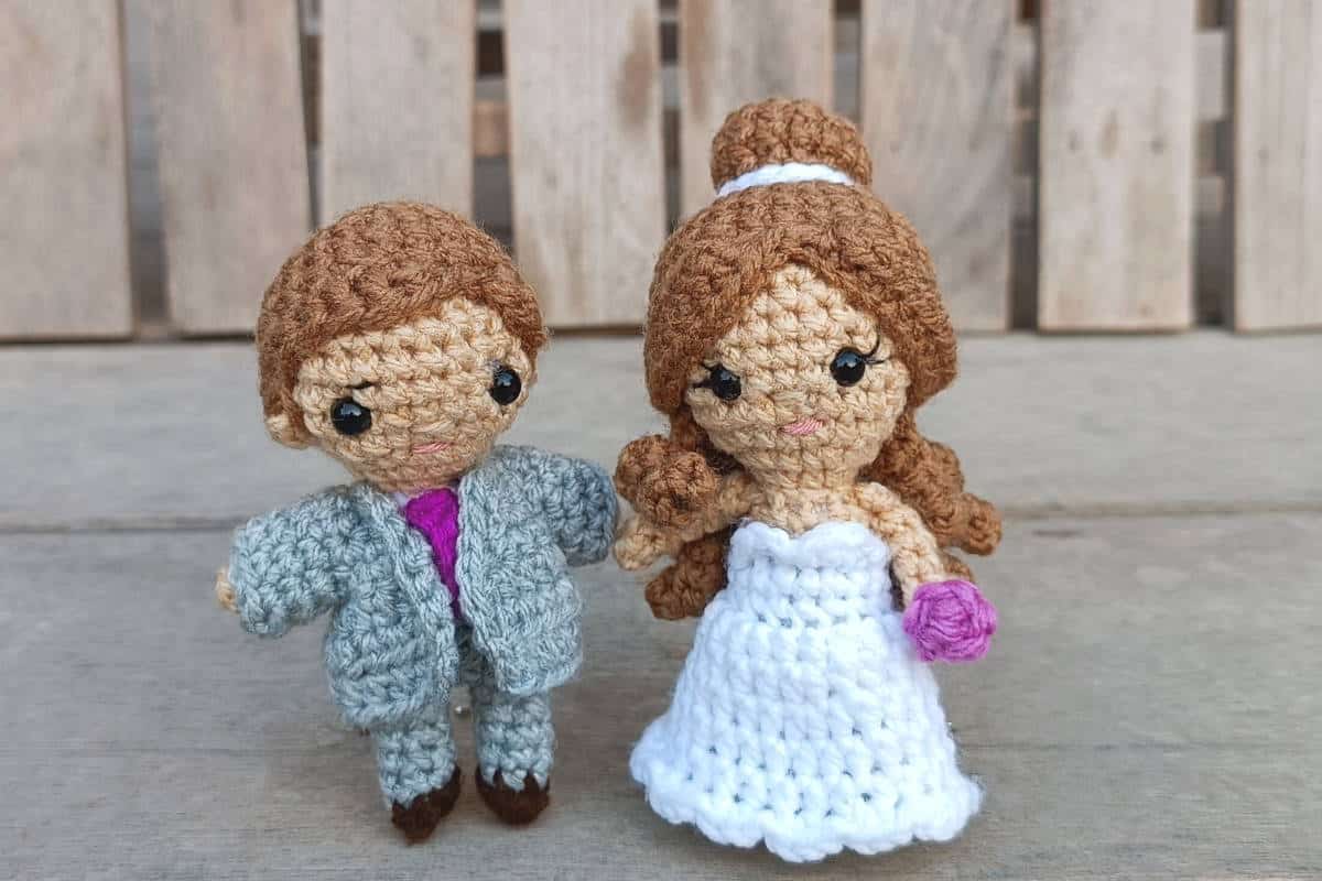 crochet groom in a suit and a tie and a crochet bride in a white dress with a bouquet